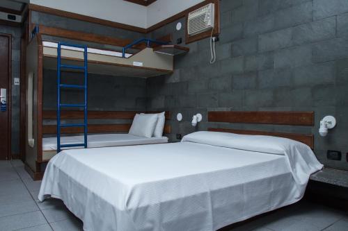 a bedroom with two beds and a blue ladder at SESC CONTAGEM in Contagem