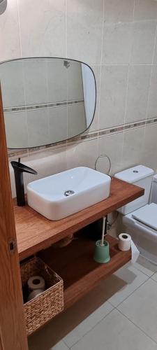 La salle de bains est pourvue d'un lavabo, d'un miroir et de toilettes. dans l'établissement duplex appartement met zwembad, L'ampolla,, à L'Ampolla