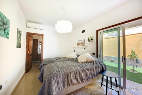 A bed or beds in a room at Villa Galasol with heated pool