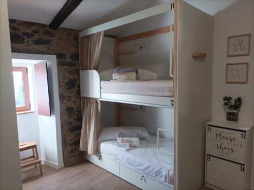 TeoAlbergue Aldea da Pedreira的一间带两张双层床的卧室