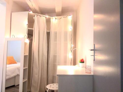 a bathroom with a shower curtain and a sink at A la Grosse Armée - Dans hôtel particulier, hypercentre avec garage, au calme in Bourges