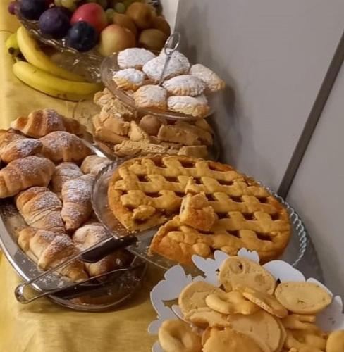 a bunch of different types of pastries on a table at B&B Le Scalette B&B San Marco in Abbadia San Salvatore