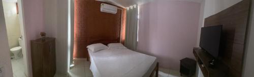 En eller flere senge i et værelse på Apraiana Hostel
