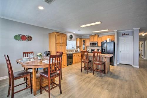 Η κουζίνα ή μικρή κουζίνα στο Waterfront New Orleans Home with Private Dock and Pier