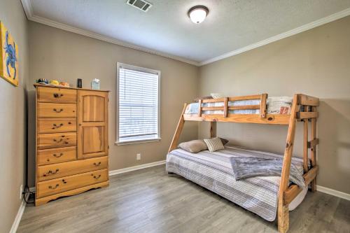 Ένα ή περισσότερα κρεβάτια σε δωμάτιο στο Waterfront New Orleans Home with Private Dock and Pier