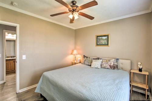 Ένα ή περισσότερα κρεβάτια σε δωμάτιο στο Waterfront New Orleans Home with Private Dock and Pier
