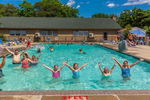 um grupo de crianças numa piscina em Pine Haven em Cape May Court House