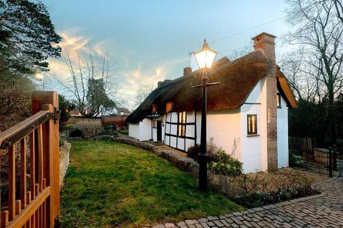 Thatched Cottage in Shottery- 22 Church Lane