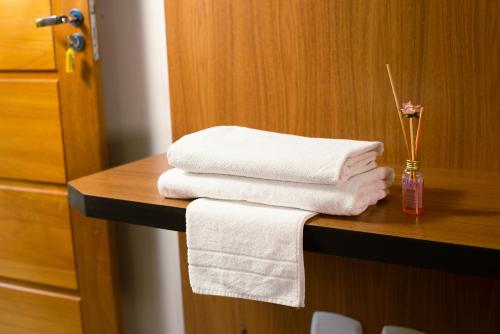 a pile of towels on a table in a bathroom at Hotel Serra do Gandarela in Rio Acima