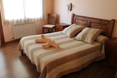 A bed or beds in a room at Turismo Rural Casa Sastre