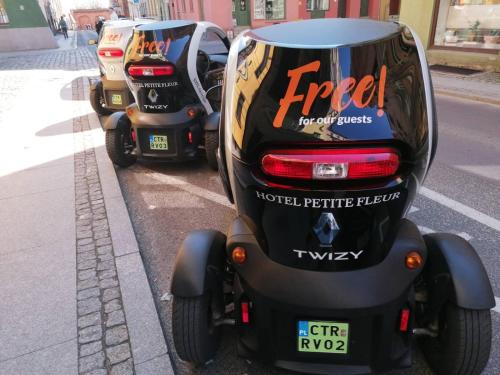 dos scooters estacionados al lado de una calle en Hotel Petite Fleur - Adults only ! Air-Conditioning !, en Toruń