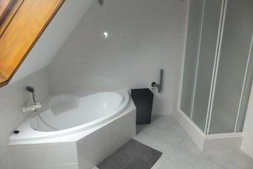 Ένα μπάνιο στο Superbe appartement en résidence