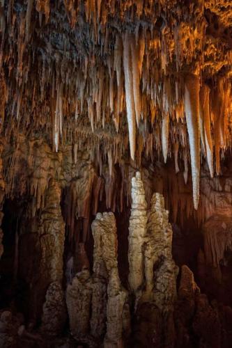a cave with icicles hanging from the ceilings at La Casetta di Erasmina in Castellana Grotte
