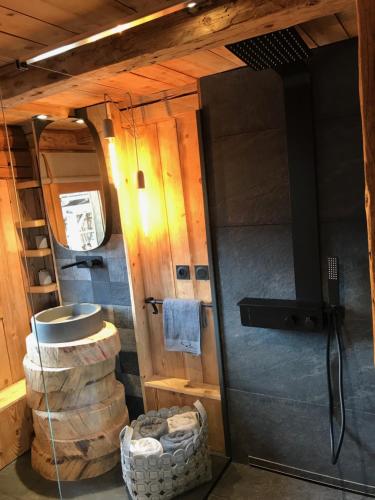 Cette chambre dispose de tonneaux et d'une porte avec une télévision. dans l'établissement Charmant Mazot Le 1881 4 pers, à Demi-Quartier