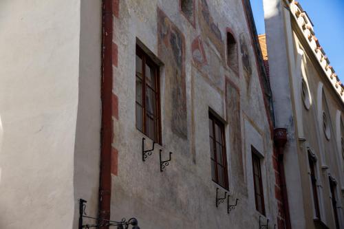 a group of windows on the side of a building at Hotel Svambersky dum in Český Krumlov
