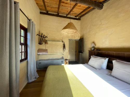 Postel nebo postele na pokoji v ubytování Casa de Vilar de Rei, férias em família com piscina