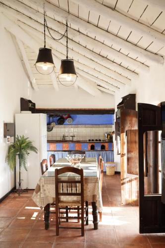 貝瑙卡斯的住宿－Mascotas 1，一间带桌椅的用餐室