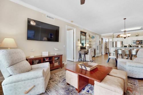 un salon avec deux chaises et une table dans l'établissement Regency Isle 411, à Perdido Key