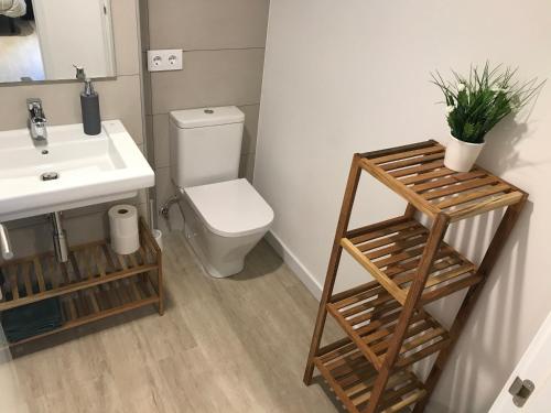 bagno con lavandino bianco e servizi igienici di Llull Home a Barcellona