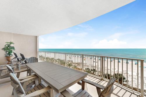 une salle à manger avec une table et un balcon donnant sur l'océan. dans l'établissement Regency Isle 411, à Perdido Key