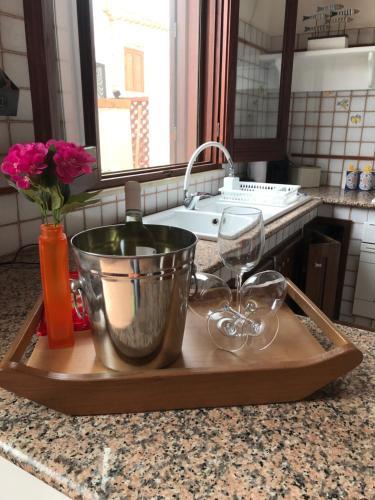 聖維托羅卡波的住宿－VILLA CORALLINA，配有一瓶葡萄酒和一杯的切纸板