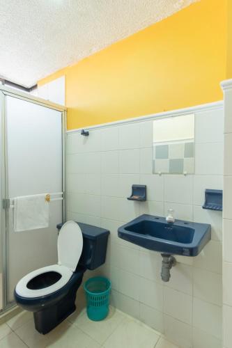 a bathroom with a toilet and a sink at Hotel Costa mar in Barranquilla