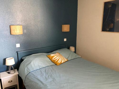 a bedroom with a bed and two night stands with lamps at Très bel appartement vue mer avec piscine in Douarnenez