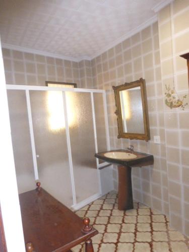 a bathroom with a sink and a mirror at Vacaciones tierra y mar Casa en el centro con patio y terraza in El Campello