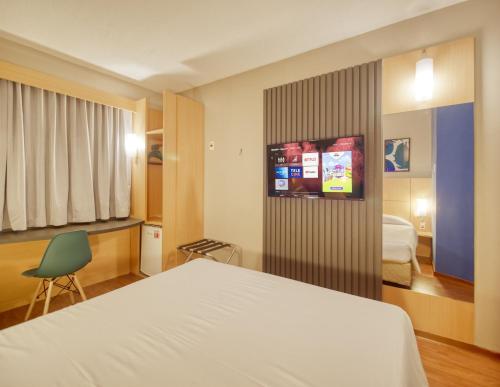 HUS HOTEL Dourados tesisinde bir odada yatak veya yataklar