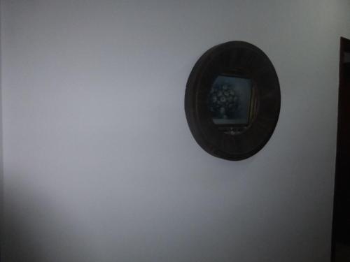 a plate on a wall with a picture on it at Vacaciones tierra y mar Casa en el centro con patio y terraza in El Campello