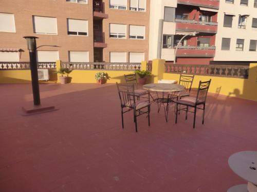a patio with a table and chairs on a balcony at Vacaciones tierra y mar Casa en el centro con patio y terraza in El Campello