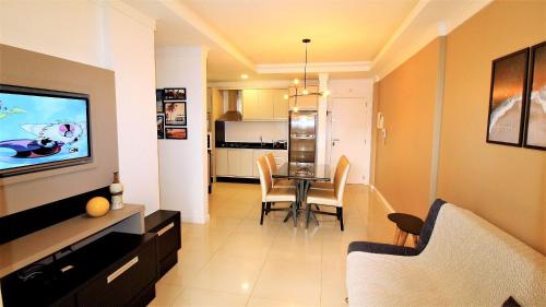 Una televisión o centro de entretenimiento en 1044 - Apartamento de 01 dormitório em Bombinhas - Residencial Egídio Pinheiro 101 B