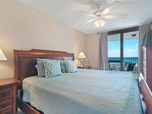 une chambre avec un lit avec vue sur l'océan dans l'établissement Phoenix VI 6512 - Beachfront w/ Beautiful Ocean Views!, à Orange Beach