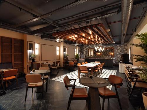 Jaff Hotels & Spa Nisantasi في إسطنبول: مطعم فيه طاولات وكراسي في الغرفة