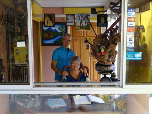 a man and a woman standing in a shop window at Hotel Rosa De Sharon in Marsella