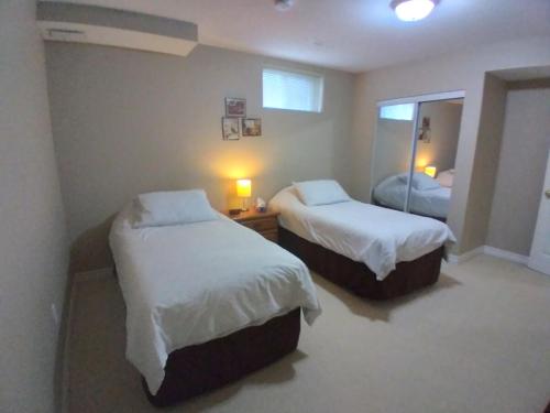 Ліжко або ліжка в номері Sara's Place - Strictly Kosher Home
