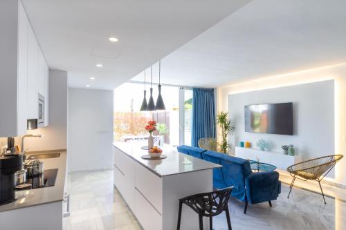 MARBELLA BANUS SUITES - Banús - Nueva Andalucía - Dama de Noche - Premium 2BR - 2BA - Stylishly Redecorated - Large Outdoor Terrace - S Pools - Ideal for Family - Just 5 Min by car from Puerto Banús Marina and Corte Ing Luxury Shopping Mall