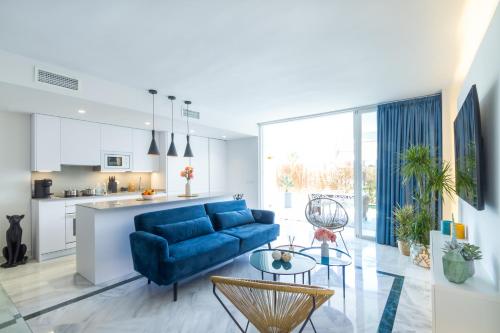 MARBELLA BANUS SUITES - Banús - Nueva Andalucía - Dama de Noche - Premium 2BR - 2BA - Stylishly Redecorated - Large Outdoor Terrace - S Pools - Ideal for Family - Just 5 Min by car from Puerto Banús Marina and Corte Ing Luxury Shopping Mall