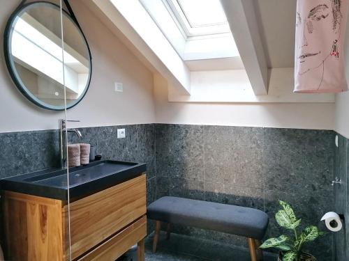 een badkamer met een wastafel en een spiegel bij Picobello Lago in Mandello del Lario