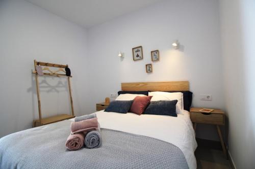 um quarto com uma cama com toalhas em CASA MAR GINES , COMODIDAD Y CERCANIA A TU MANO. em La Santa