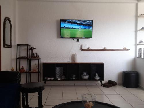TV a/nebo společenská místnost v ubytování bel appart refait à neuf sur Tamouda Bay Tétouan