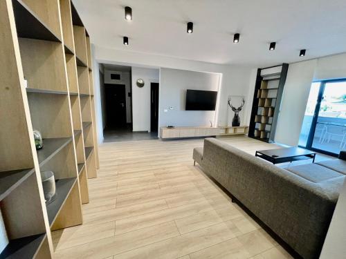 un soggiorno con divano e TV di Luxury apartment, private parking,7 a Craiova