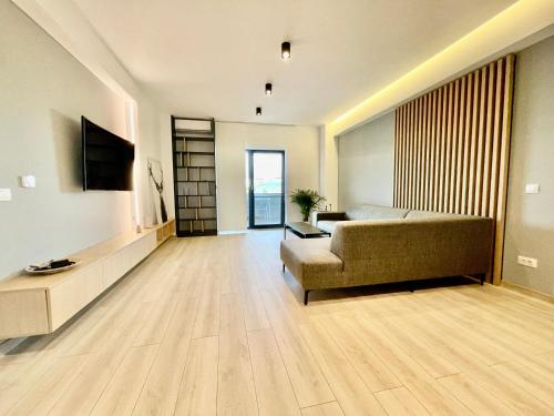 - un salon avec un canapé et une télévision dans l'établissement Luxury apartment, private parking,7, à Craiova
