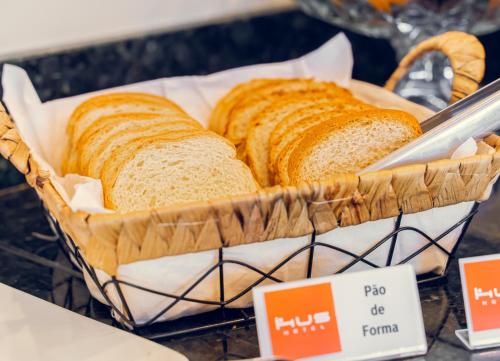 a basket of bread sitting on top of a counter at HUS HOTEL Dourados in Dourados