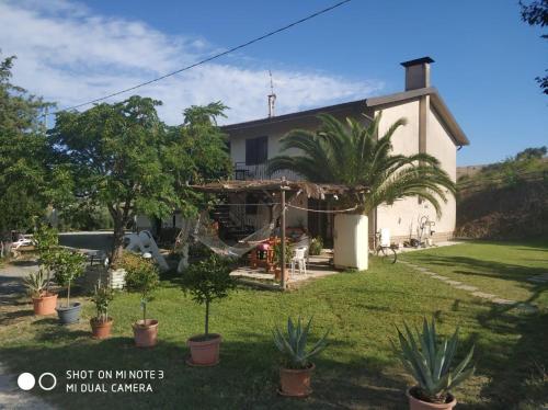 una casa con un patio con plantas delante en Casa vacanze Grancia, en Grosseto