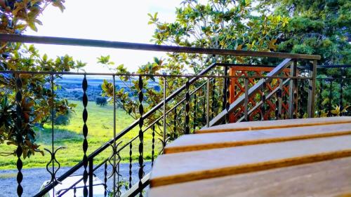 un conjunto de escaleras con vistas a un campo en Casa vacanze Grancia, en Grosseto
