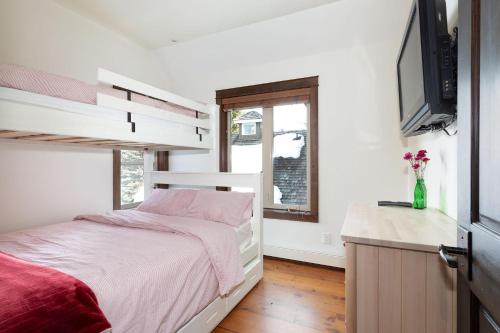 um pequeno quarto com uma cama e uma janela em 8166A SUITE Nicklaus North em Whistler