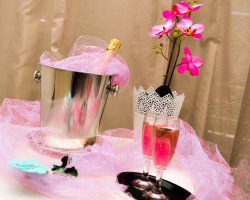 a pink table with a blender and a glass of wine at Hotel Ascot in Caianello
