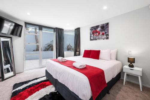 En eller flere senge i et værelse på Lakeside Apartment Waimahana 1