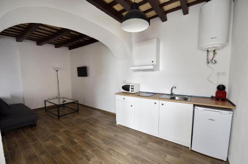 una cucina con mobili bianchi e un lavandino di La Fuente Apartamento Jerez a Jerez de la Frontera